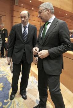 Alfredo Pérez Rubalcaba y José Blanco, tras el pleno del Senado. (Foto: MANUEL H. DE LEÓN)