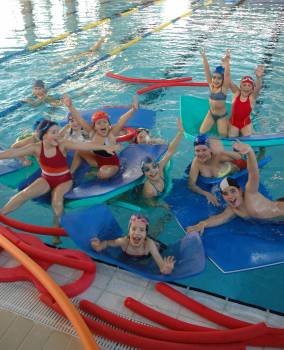 Un grupo de usuarios de las piscinas alaricanas. (Foto: MARCOS ATRIO)