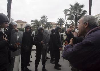 Los manifestantes se encaran con la Policía en una calle de Túnez. (Foto: STRINGER)