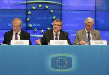 El presidente del Ecofin, Giorgy Matolcsy, con los comisarios Oliver Rehn y Michel Barnier (Foto: OLIVIER HOSLET)