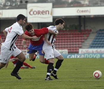 El delantero Quintairos pugna con dos defensores del Mesón do Bento. (Foto: MIGUEL ÁNGEL)