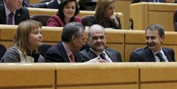 Pajín, en el pleno del Senado, en compañía de Jáuregui y Chaves. (Foto: BALLESTEROS)