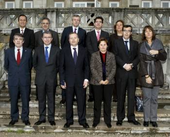 Los asistentes al encuentro de Santander, posando para la foto de familia (Rueda, arriba, en el centro). (Foto: ESTEBAN COBO)