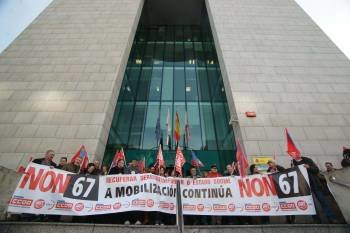Concentración sindical ante las instalaciones del INSS en Vigo. (Foto: VICENTE)