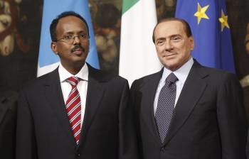 El primer ministro italiano, Silvio Berlusconi, ayer tras recibir a su homólogo somalí. (Foto: ALESSANDRO DI MEO)