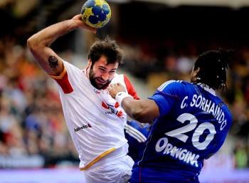 El francés Cedric Sorhaindo disputa el control del balón con Joan Canellas Reixach.   (Foto: P. SOEDERSTROEM)