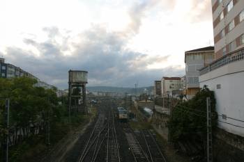Las vías del tren mantienen dividido actualmente el barrio de A Ponte.  (Foto: JOSÉ PAZ)