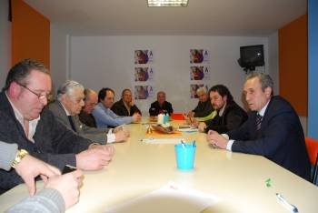 Moisés Blanco Paradelo -segundo por la derecha-, con miembros del Consello Escolar. (Foto: )