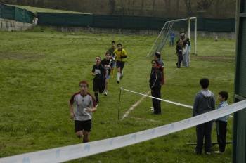 Niños haciendo deporte en el campo de O Xestal. (Foto: MARTIÑO PINAL)