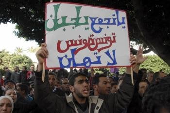 Manifestante con una pancarta que dice 'RCD cobarde, Túnez no puede seguir siendo maltratada'. (Foto: STRINGER)