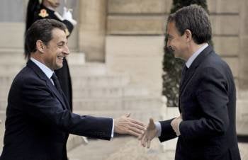 Sarkozy saluda a Zapatero a su llegada al Palacio del Elíseo. (Foto: HORACIO VILLALOBOS)