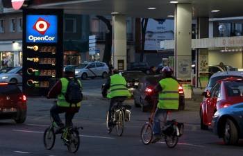 Ciclistas pasan por una gasolinera. (Foto: J. J. GUILLÉN)