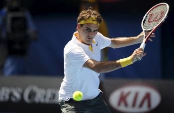 Roger Federer devuelve una bola durante su partido con el belga Malisse, en la jornada en Melbourne.? (Foto: joe castro)