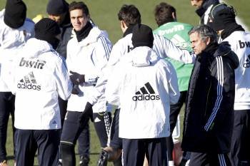 Mourinho, ayer junto a sus jugadores en el entrenamiento en la Ciudad deportiva de Valdebebas.? (Foto: j.c. hidalgo)