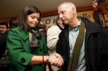 Arévalo da la mano al tránsfuga Alonso (PSOE), cuyo votó posibilitó que ella fuese alcaldesa de Mos. (Foto: ARCHIVO)