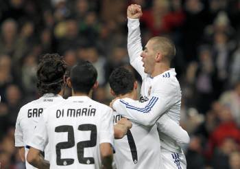Benzema celebra con sus compañeros el tanto con el que el Madrid derrotó al Mallorca.? (Foto: ballesteros)