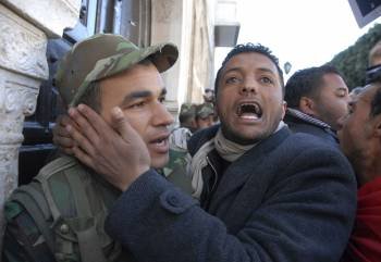 Un manifestante tunecino abraza a un soldado que vigila una protesta contra el Ejecutivo de transición. (Foto: STR)