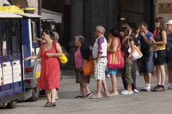 Un grupo de visitantes espera para subir al tren turístico de Ourense. (Foto: XESÚS FARIÑAS)