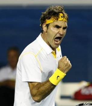 El tenista suizo Roger Federer celebra su pase a semifinales del abierto de Australia