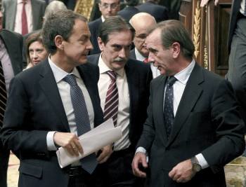 Rodríguez Zapaterro, el ministro de Trabajo y el portavoz del PSOE al final el pleno del Congreso. (Foto: J.J. GUILLÉN)