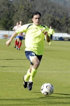 El delantero ourensano David Soares conduce el balón en un partido con el Lalín. (Foto: El Correo Gallego)