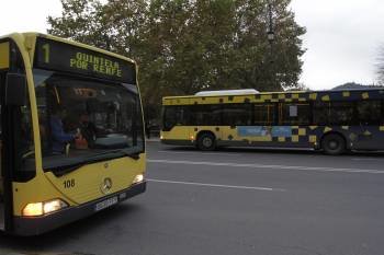 Dos autobuses urbanos en la Alameda. Este servicio será uno de los más afectados por la huelga.  (Foto: MIGUEL ÁNGEL)