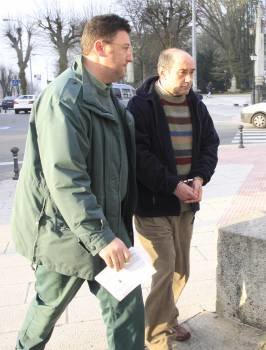 José Carnero, escoltado por un agente de la Guardia Civil. (Foto: PEPE ALVES)