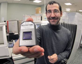 El investigador de la Universidad de Santiago, Anxo Vidal, muestra un chip usado para estudiar genes. (Foto: LAVANDEIRA)