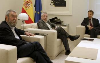 Los líderes de UGT y CC OO, Cándido Méndez e Ignacio Fernández Toxo, y el presidente Zapatero, el pasado 13 de mayo en el palacio de la Moncloa. Foto: EFE