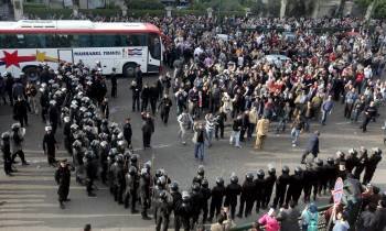 Fuerzas policiales egipcias intentan cercar a un grupo de manifestantes. (Foto: KHALED EL FIQI)