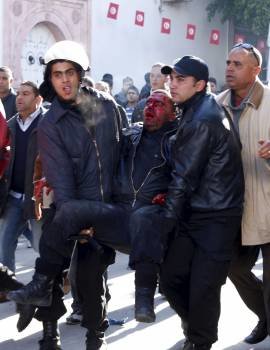Un policía herido en uno de los disturbios. (Foto: )