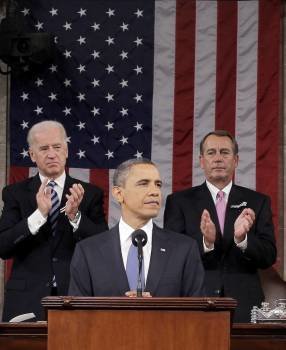 Obama, aplaudido por el vicepresdiente, Joe Biden (i.) y el presidente de la Cámara Baja. (Foto: PABLO MARTÍNEZ)