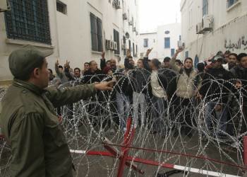 Protesta ante la sede del Gobierno tunecino. (Foto: STR)