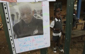Foto de Mandela en un colegio. (Foto: KIM LUDBROOK)