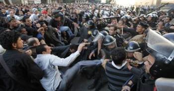 Manifestantes y policía se enfrentan en El Cairo