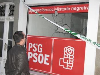 Un hombre observa los daños en la sede socialista de Negreira. (Foto: )