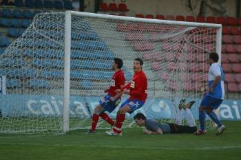 Portela, que es seria duda para jugar mañana, celebra el segundo gol local del partido ante el Portonovo. (Foto: )
