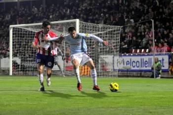 Roberto Lago protege el balón, en Girona. (Foto: atlántico)