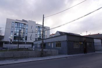 El actual puesto de la Guardia Civil en Xinzo. Al fondo, el nuevo cuartel, prácticamente acabado pero cerrado, pendiente de unas reformas. (Foto: XESÚS FARIÑAS)