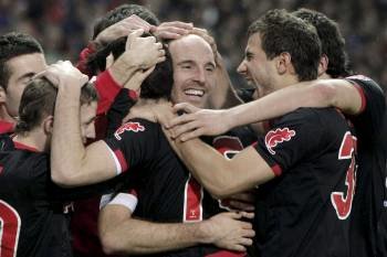 Los jugadores del Athletic celebran uno de los dos goles de Toquero.? (Foto: javier lizón)