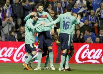 Messi recibe la felicitación de Piqué y Sergio Busquets.? (Foto: m. lorenzo)