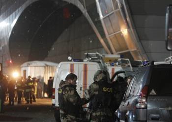 Efectivos policiales, en el exterior del aeropuerto de Domodedovo el día del atentado. (Foto: ARCHIVO)