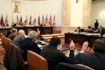 Los miembros de la Diputación de Lugo, en una de sus sesiones plenarias. (Foto: ARCHIVO)