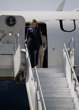 Clinton, a su llegada a Haití. (Foto: A. MARTÍNEZ CASARES)