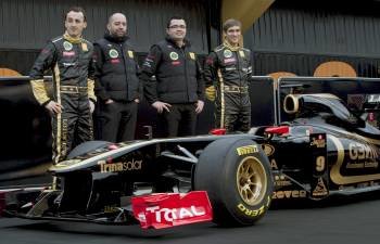Los pilotos de la escudería Lotus Renault, Kubica y Petrov, ayer con el nuevo monoplaza.? (Foto: BIEL ALIÑO)