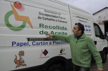 Barrosa, xunto ó furgón de recollida de aceite. (Foto: MARTIÑO PINAL)