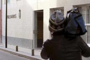 Un cámara graba en el exterior de los juzgados de Cambados. (Foto: SALVADOR SAS)