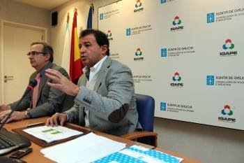 Javier Guerra, conselleiro de Industria, con Joaquín Varela, director del Igape. (Foto: VICENTE PERNÍA)