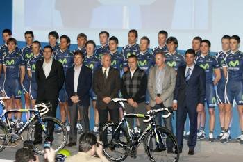 El nuevo equipo ciclista español, el Movistar, ayer en Madrid durante el acto de presentación.? (Foto: MONDELO)