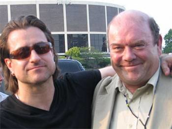 El cantante Bono con Paul McGuinness, manager de U2